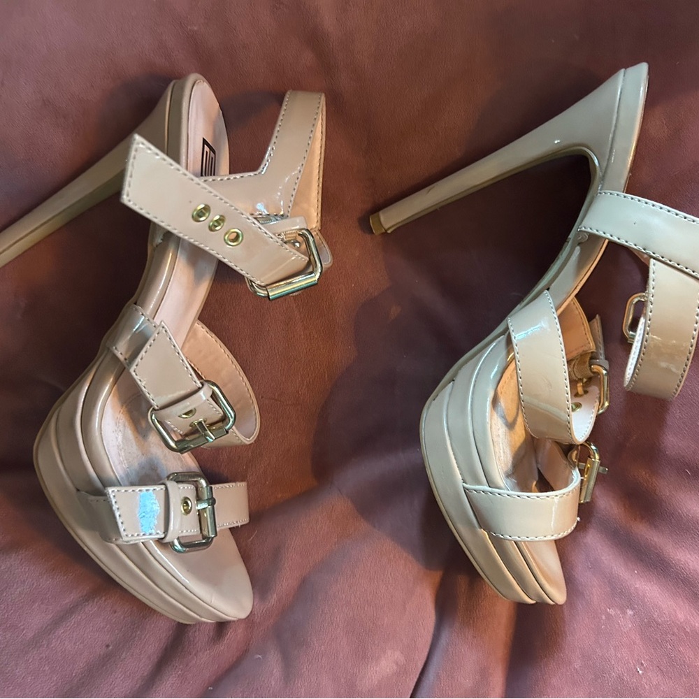 Nude heels gold buckles - Picture 2 of 5